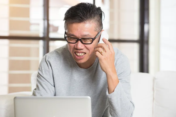 Азиатский мужчина в телефонном разговоре — стоковое фото