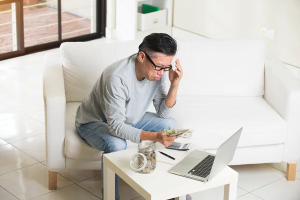 Amadurecido asiático homem com finanças — Fotografia de Stock