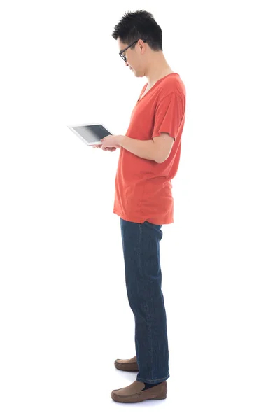 Casual asiatico maschio con tablet — Foto Stock