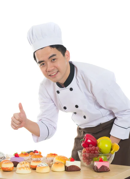 Asian male chef cooking cakes — Stock Photo, Image