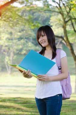 Asyalı kadın üniversite öğrencisi 