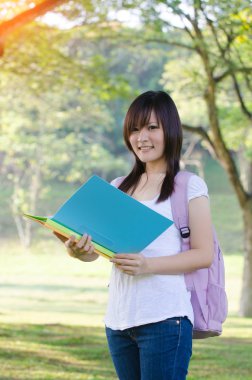 Asyalı kadın üniversite öğrencisi 