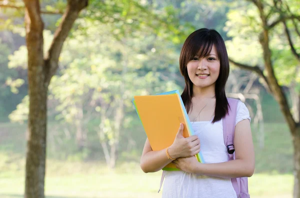 Asyalı kadın üniversite öğrencisi 