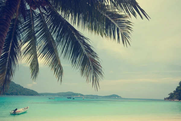 Playa retro y cielo azul — Foto de Stock