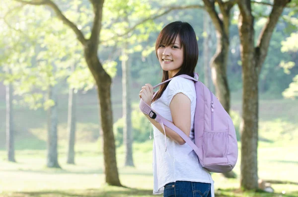 Aziatische vrouwelijke college student — Stockfoto