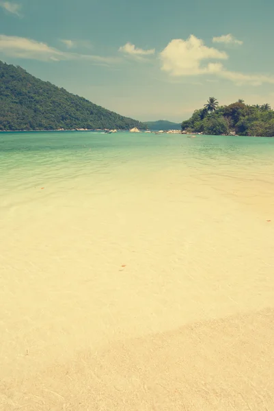 Retro beach and blue sky — Stock Photo, Image