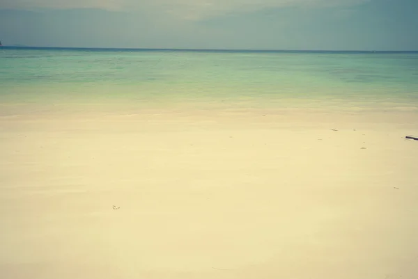 Retro beach och blå himmel — Stockfoto