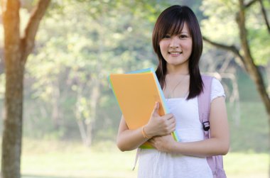 Asyalı kadın üniversite öğrencisi 