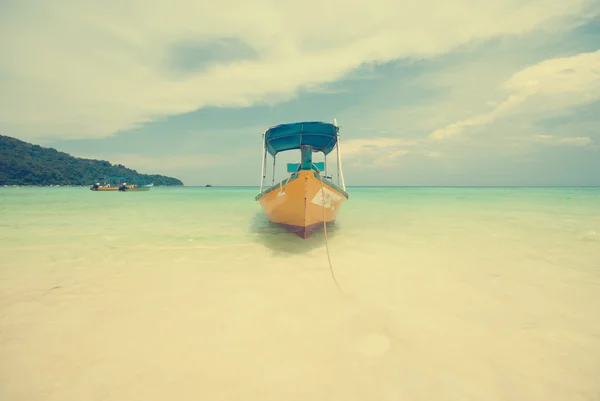 Barcos de pesca en la hermosa playa de arena del océano — Foto de Stock