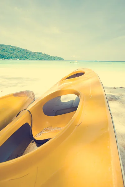 Barcos de pesca en la hermosa playa de arena del océano — Foto de Stock