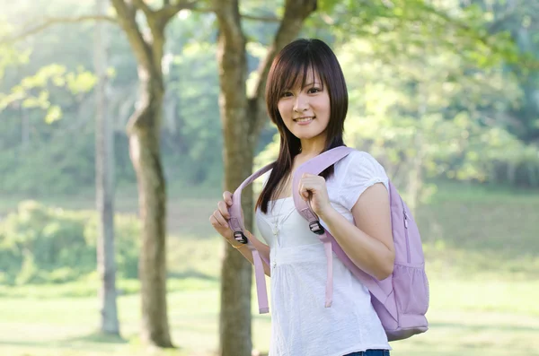 Aziatische vrouwelijke college student — Stockfoto