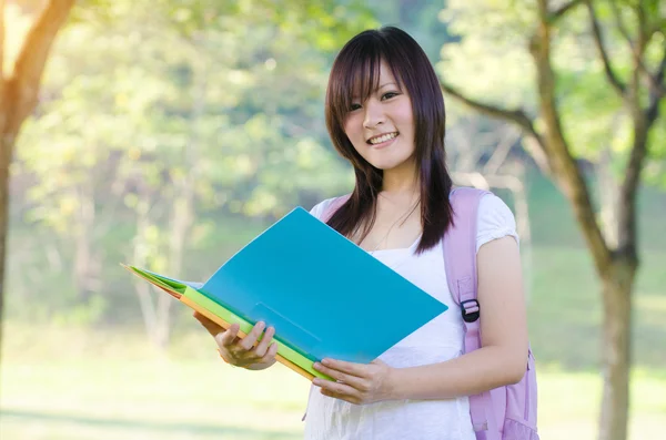 Asiática estudante universitário feminino — Fotografia de Stock