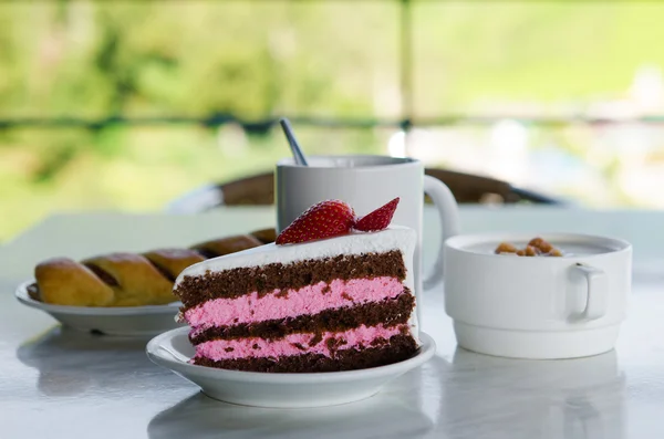 Sweet cake with strawberry — Stock Photo, Image