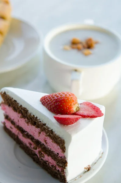 Sweet cake with strawberry — Stock Photo, Image