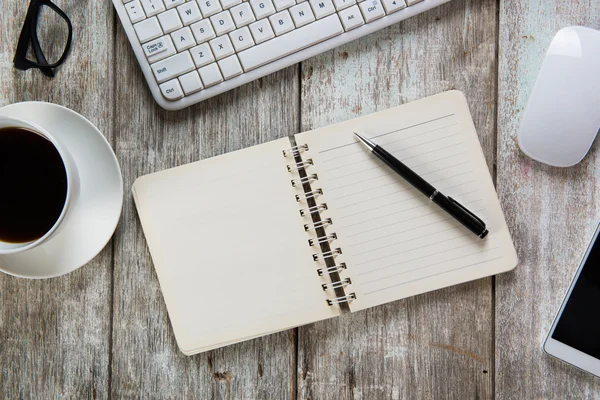 Mistura de material de escritório e gadgets — Fotografia de Stock