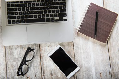 Ofis malzemeleri ve araçları karışımını 