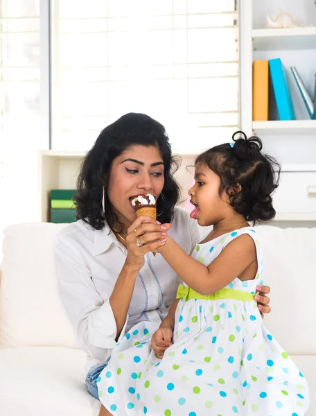 Mãe desfrutando de sorvete com sua filha — Fotografia de Stock