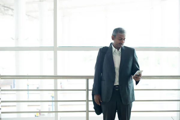 Indian business man using smartphone — Stock Photo, Image