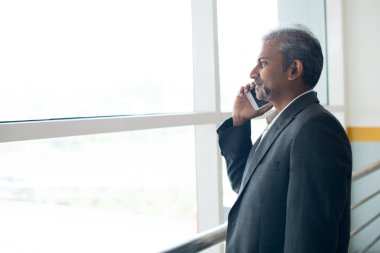 Akıllı telefon kullanan bir iş adamı.