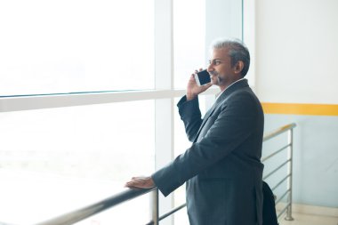 Smartphone kullanarak Hint iş adamı