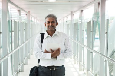 tablet bilgisayar ile Hintli işadamı