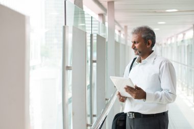 tablet bilgisayar ile Hintli işadamı