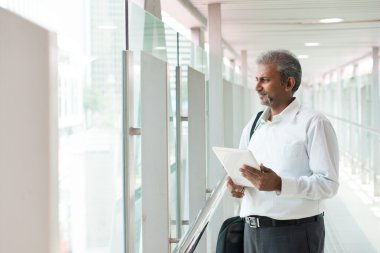 tablet bilgisayar ile Hintli işadamı