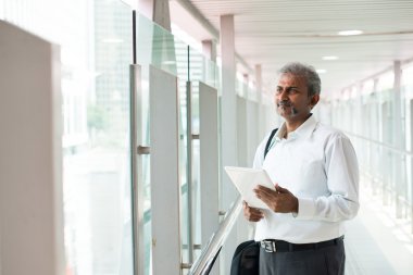 tablet bilgisayar ile Hintli işadamı