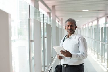 tablet bilgisayar ile Hintli işadamı