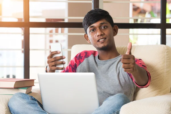 Mann benutzt Laptop und Handy — Stockfoto