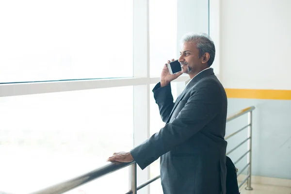 Індійський бізнесмен використовує смартфон — стокове фото