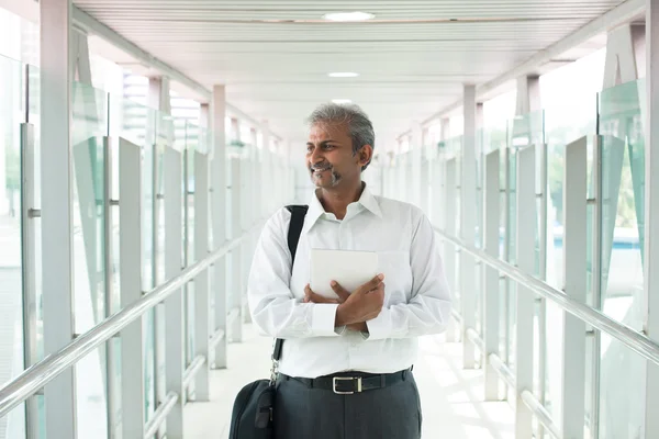 Uomo d'affari indiano con tablet — Foto Stock