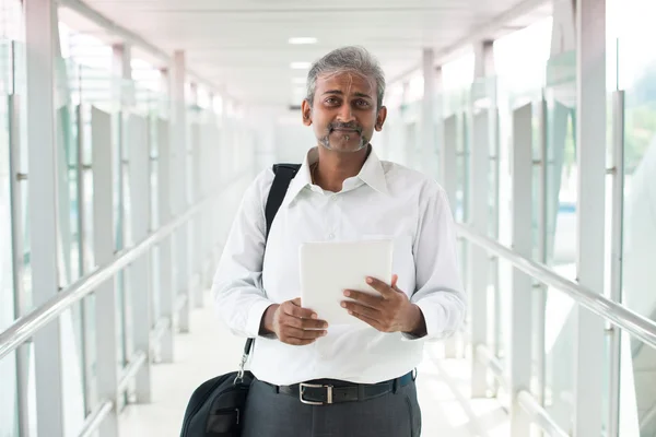 Индийский бизнесмен с планшетным компьютером — стоковое фото