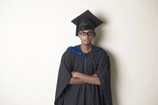 Indiase mannelijke student afgestudeerde — Stockfoto