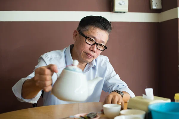 Asiático senior hombre disfrutando de té —  Fotos de Stock