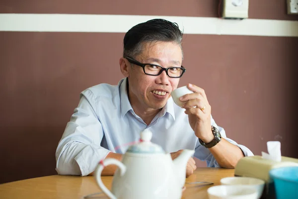 Asijské starší muž užívat čaj — Stock fotografie