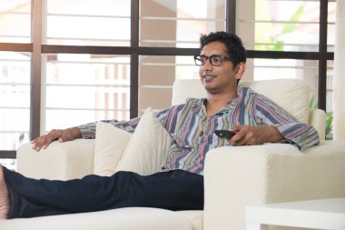 Hintli adam TV izlerken