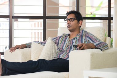 Hintli adam TV izlerken