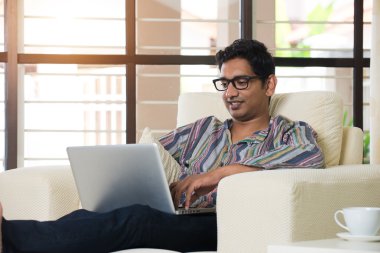 dizüstü bilgisayar kullanan Hintli adam