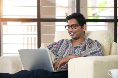 dizüstü bilgisayar kullanan Hintli adam