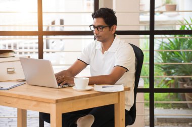 Hintli işadamı ev ofis çalışma