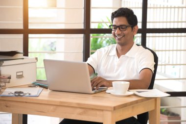 Hintli işadamı ev ofis çalışma