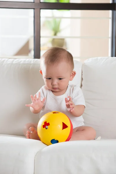 Asiático bebê jogar — Fotografia de Stock