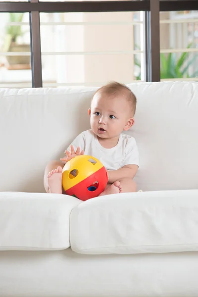 Asiatisches Baby beim Spielen — Stockfoto