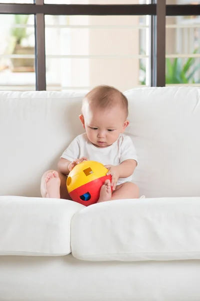 Asiático bebé jugando — Foto de Stock