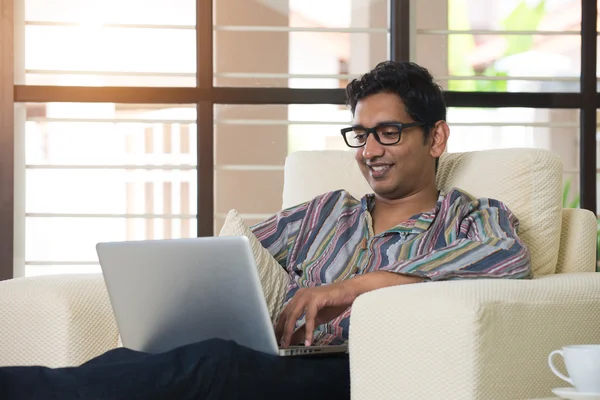 Indischer Mann mit Laptop — Stockfoto