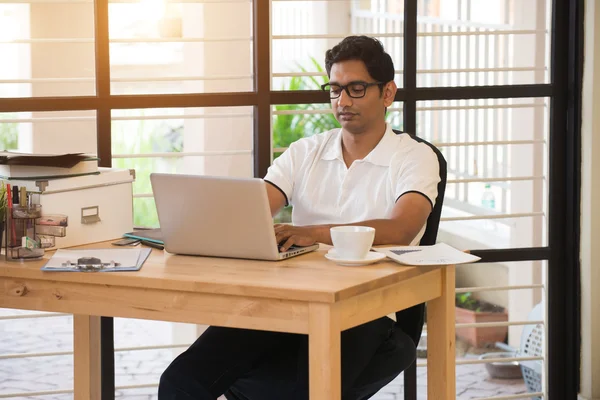 Indisk affärsman arbetar på kontor — Stockfoto