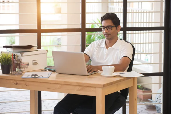 Індійський бізнесмен, працюючи в офісі — стокове фото