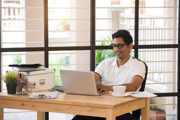 Indischer Geschäftsmann arbeitet im Büro — Stockfoto