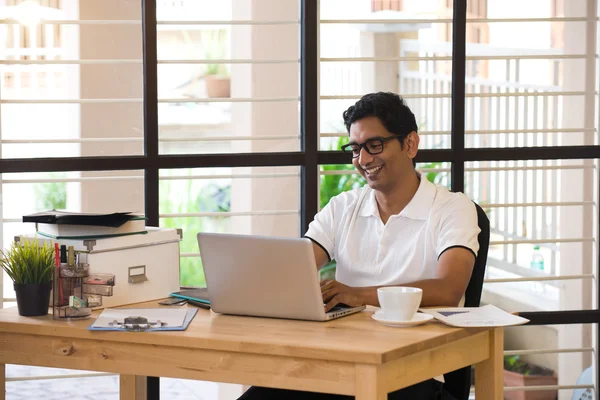 Indischer Geschäftsmann arbeitet im Büro — Stockfoto